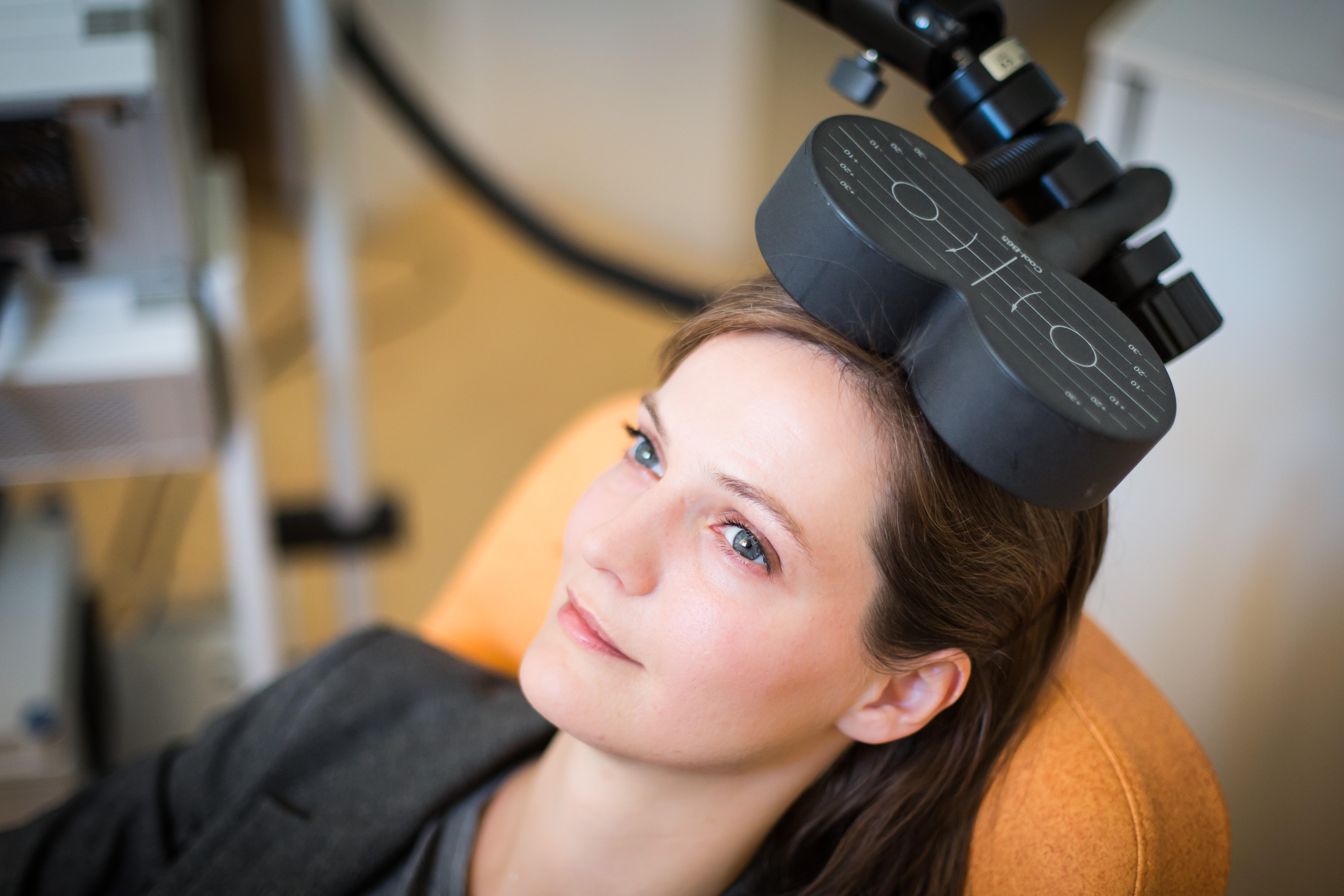 Девочка которая читает мысли. Transcranial Magnetic stimulation TMS. Прибор для чтения мыслей. Аппарат для чтения мыслей человека. ТМС терапия.